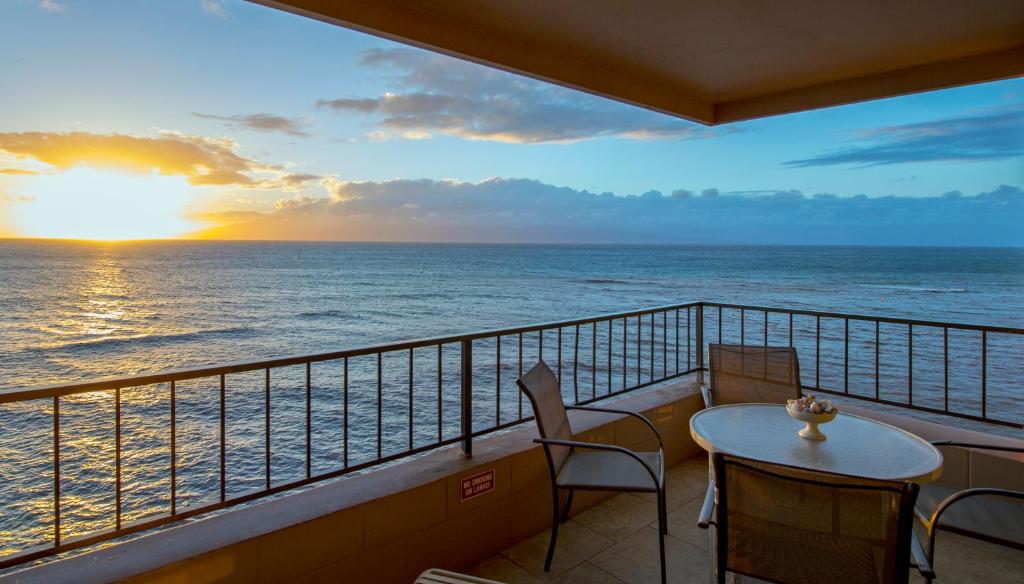 拉海纳毛伊岛孔多斯酒店的一个带桌椅的海景阳台