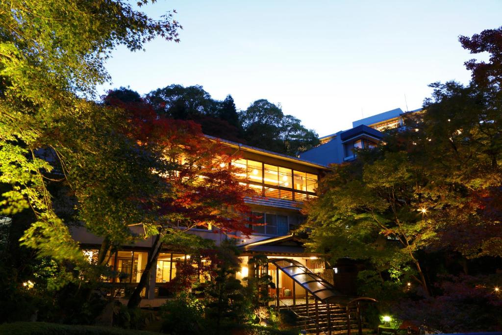 神户雷亚罗浮卡库酒店的一座拥有很多窗户和树木的建筑