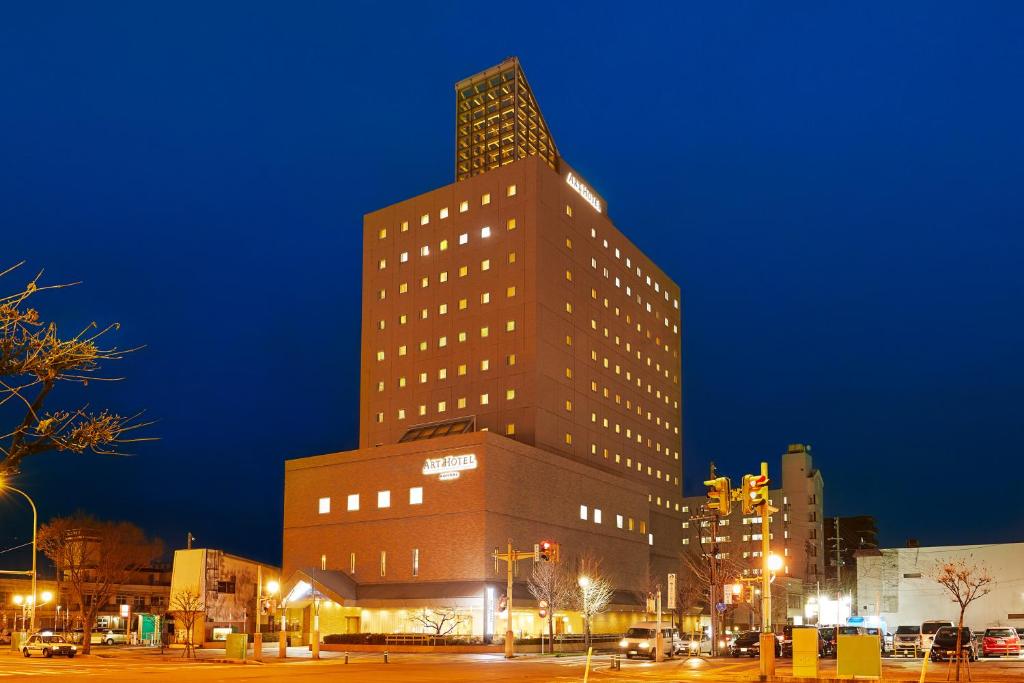 青森ART HOTEL Aomori的夜晚在城市的高楼
