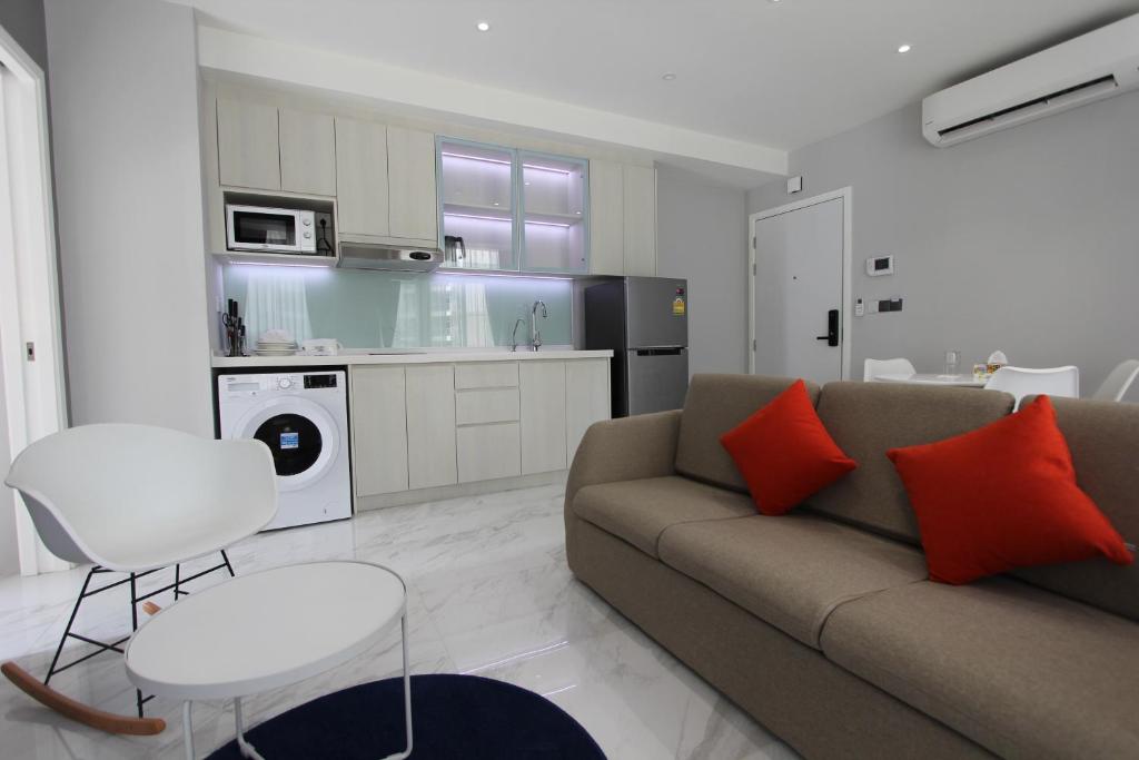 仰光85 SOHO Premium Residences的带沙发的客厅和厨房