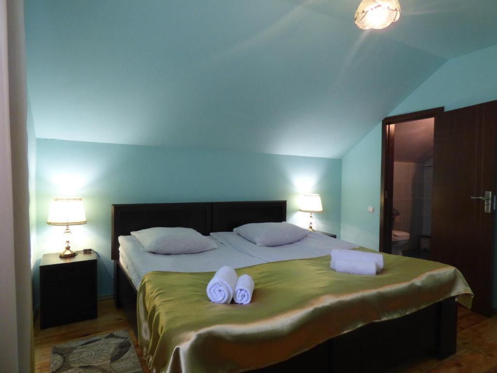 卡兹贝吉安娜诺宾馆的一间卧室配有一张床、两条毛巾和两盏灯。