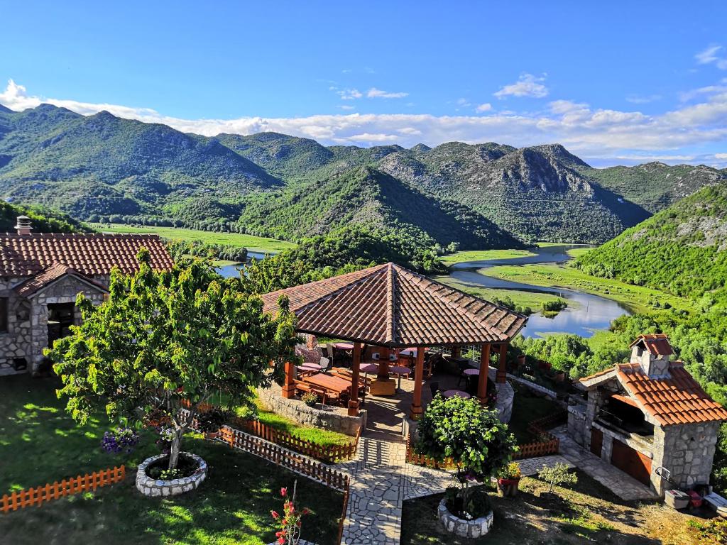 利杰卡科诺杰维卡Rooms Dujeva Drago-Resort的享有河流和山脉美景的房屋