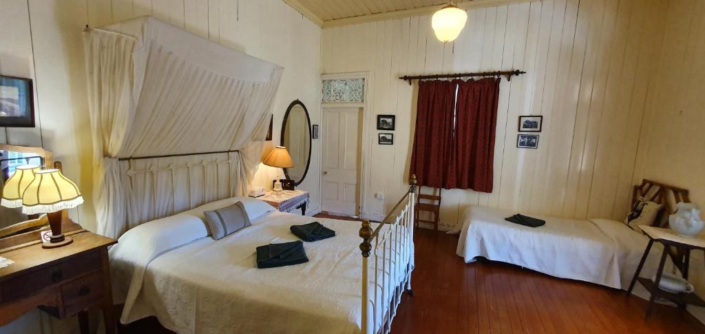 DarlingtonCedar Glen Farmstay的一间卧室配有两张床和镜子