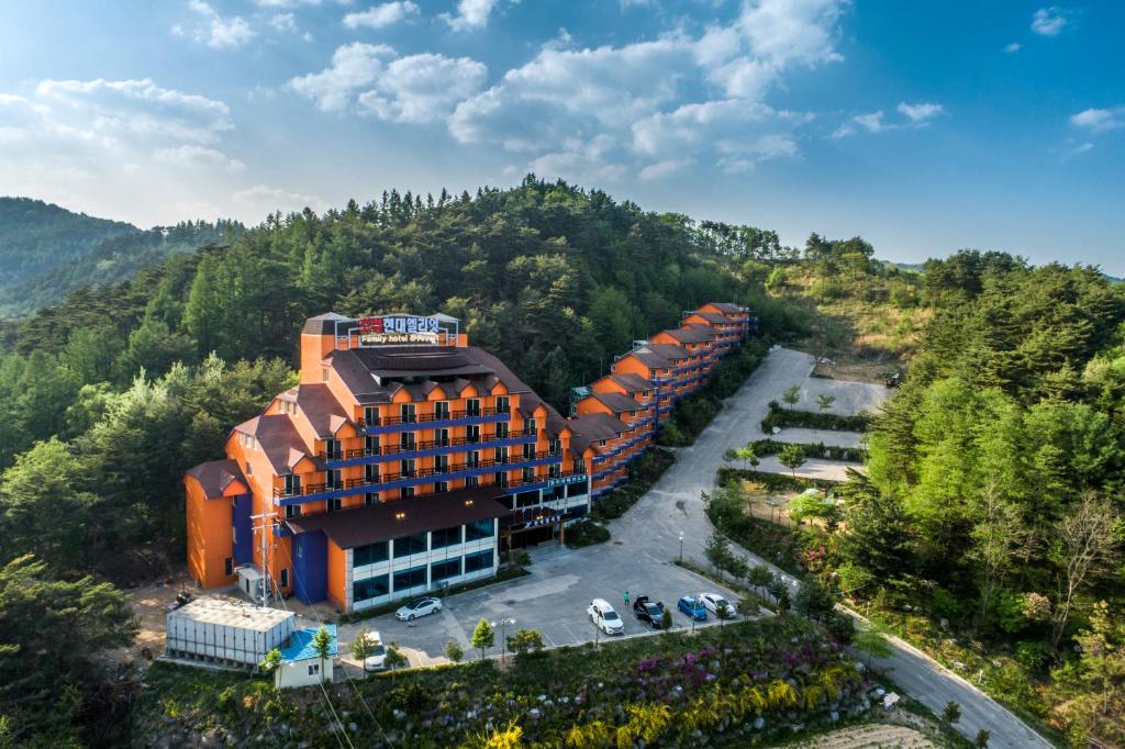 平昌Hyundai Elliot Hotel and Resort的享有山景的建筑空中景观