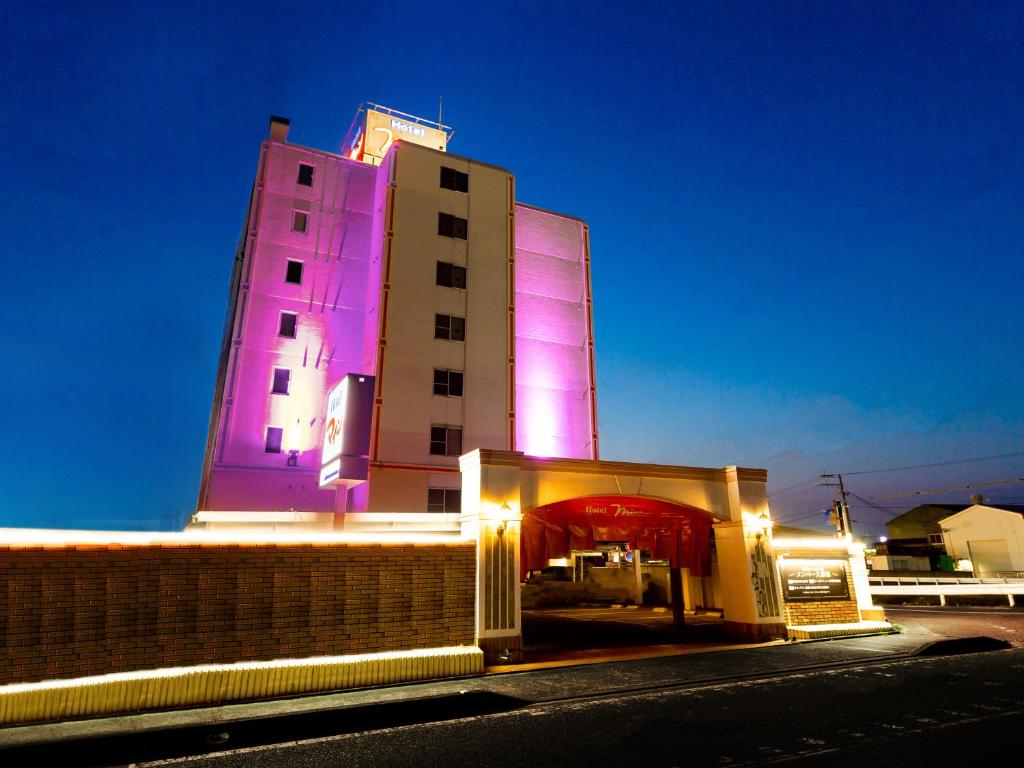 久留米市Hotel Mine (Love Hotel)的建筑的侧面有紫色的灯