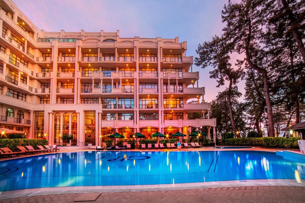 科布列季科布莱蒂格鲁吉亚宫殿度假酒店及Spa的大楼前设有游泳池的酒店