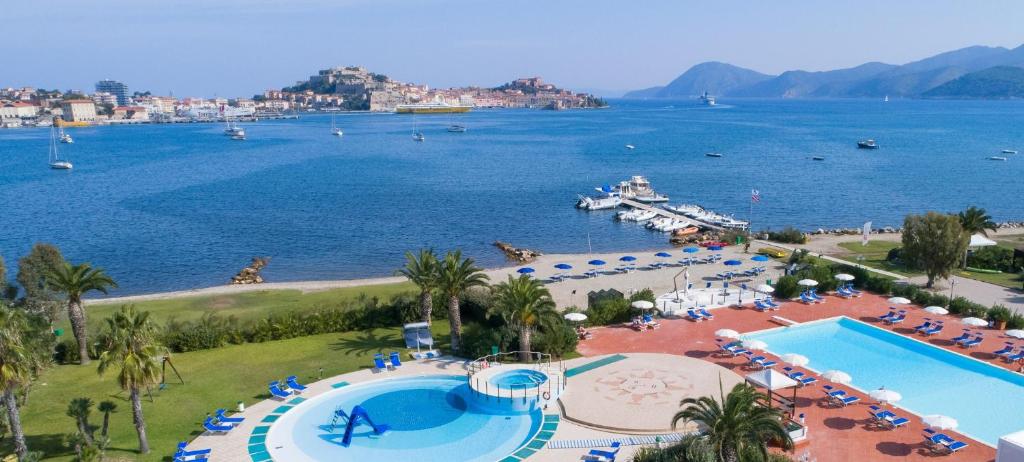 费拉约港Hotel Airone isola d'Elba的享有度假村的空中景致,设有大型游泳池