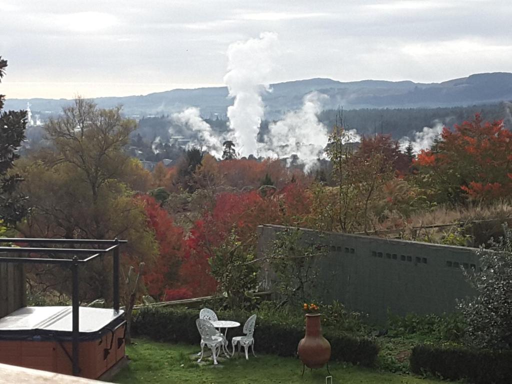 罗托鲁瓦Geyser Lookout BnB的从庭院里可欣赏到山脉的火景