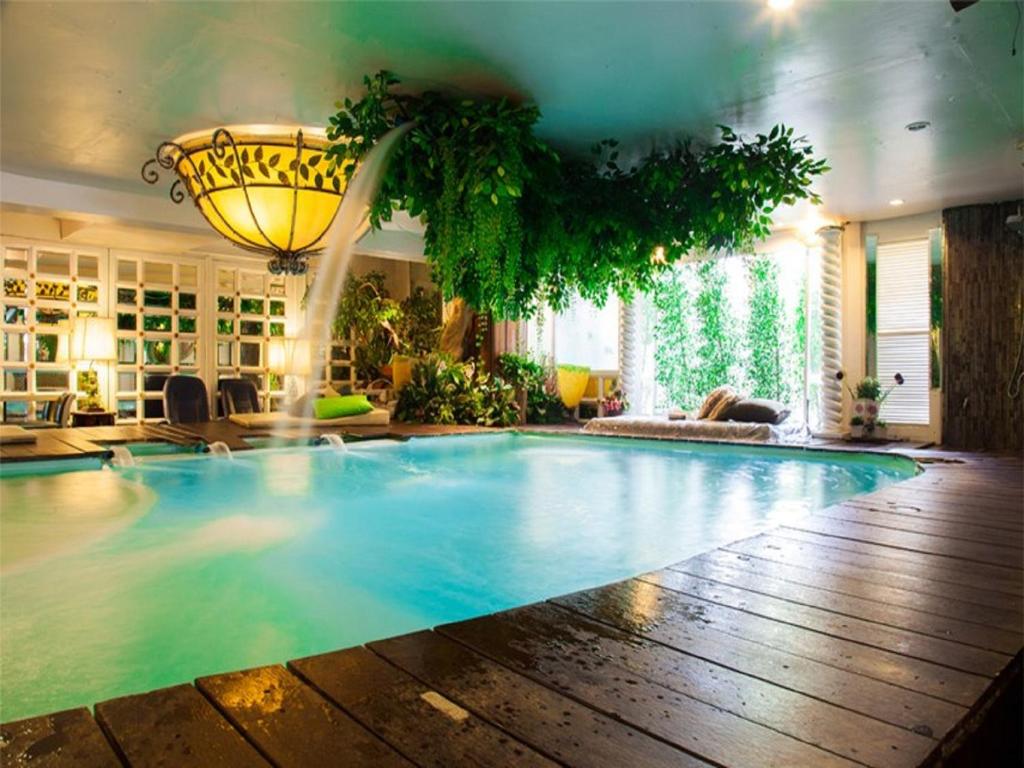曼谷Diamond City Hotel SHA Certified的客厅里的一个大型游泳池