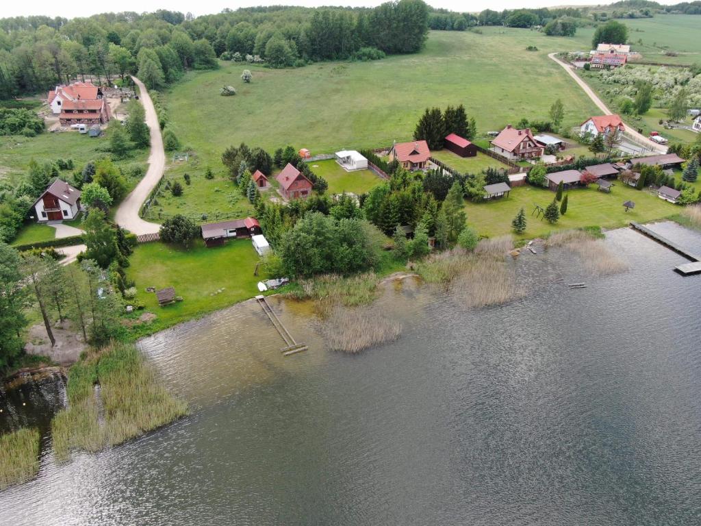 文戈热沃Domek na półwyspie Kal的享有河边房屋的空中景致