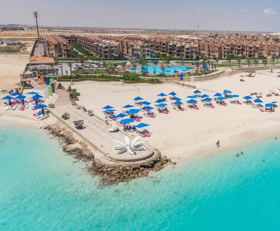 阿莱曼Mirage Hotel Sidi Abd El Rahman的享有海滩的空中景致,配有遮阳伞和海洋