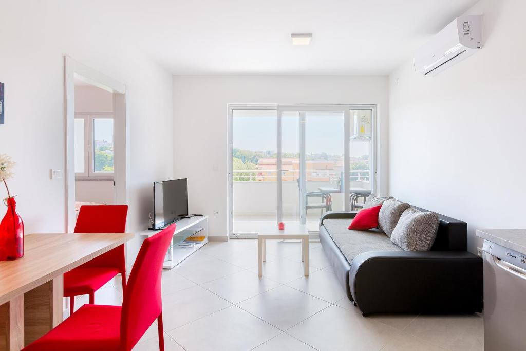 梅杜林Apartment SALE EL SOL的客厅配有沙发和桌子