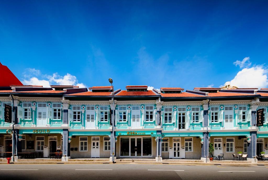 新加坡KēSa House, The Unlimited Collection managed by The Ascott Limited的街上有红色屋顶的古老建筑