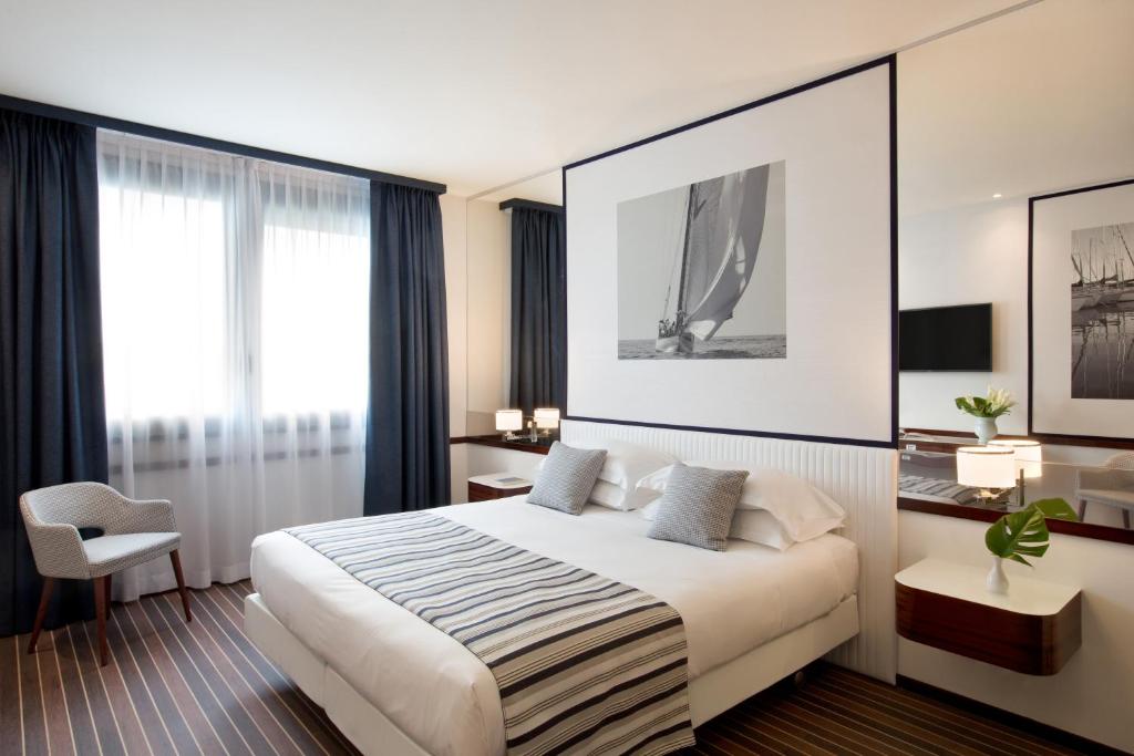 热那亚总统星际酒店的配有一张床和一把椅子的酒店客房