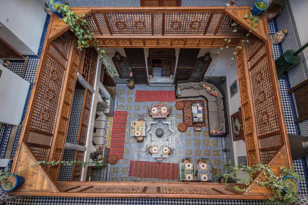非斯里亚德艺术酒店的享有房屋顶部景致,铺有瓷砖地板。