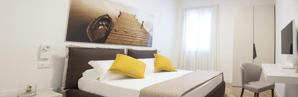 萨维勒特里Casa Felice的一间卧室配有一张带两个黄色枕头的床