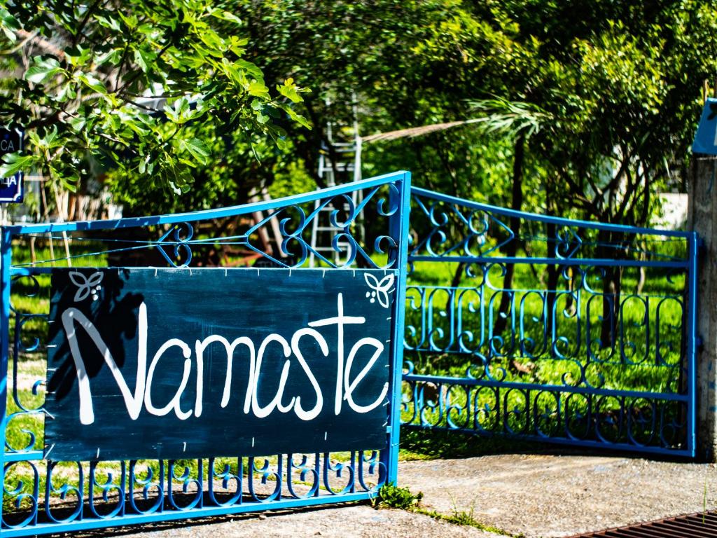 巴尔Namaste Hostel & Camping的带有读纳马提琴标志的蓝色门