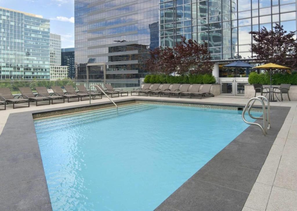 波士顿海港全球豪华套房公寓内部或周边的泳池