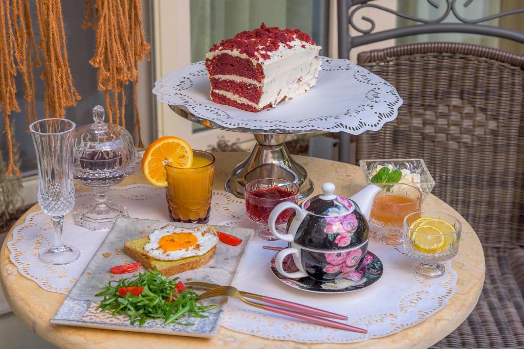 亚历山德鲁波利斯Sali的一张桌子,上面有蛋糕和一盘食物
