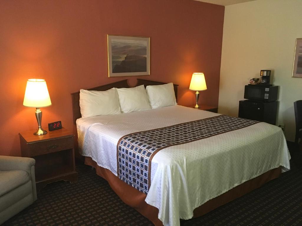利柏提Budget Inn Lafonda Motel的酒店客房设有一张大床和两盏灯