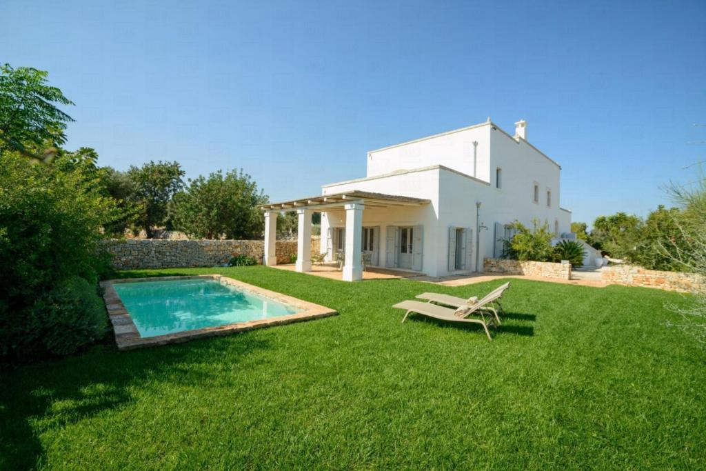 莫诺波利HelloApulia - Fico d'India的白色的房子,设有游泳池和草坪