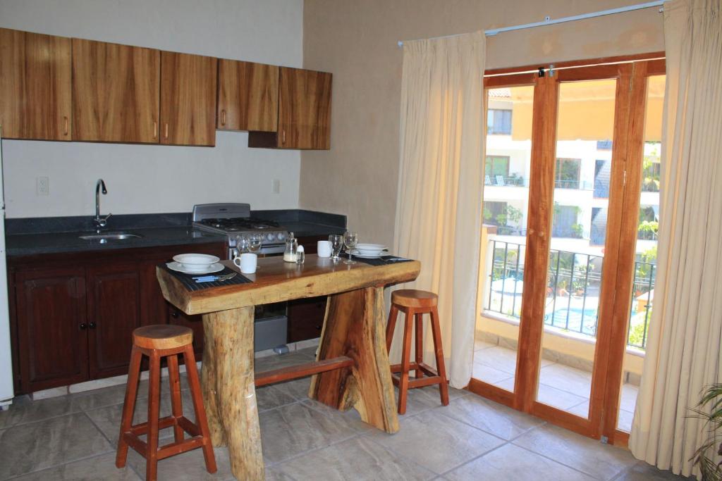 巴亚尔塔港Zona Romántica Casa Las Magnolias的一间厨房,里面配有一张桌子和凳子