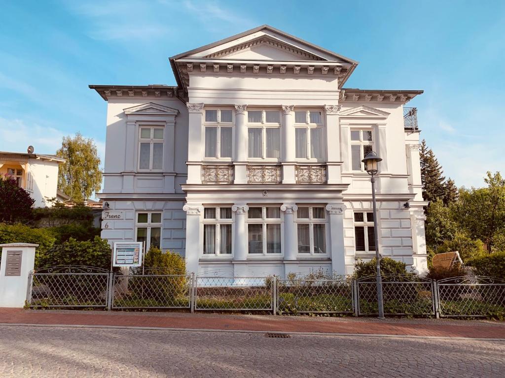 黑灵斯多夫Villa Franz的前面有栅栏的白色房子