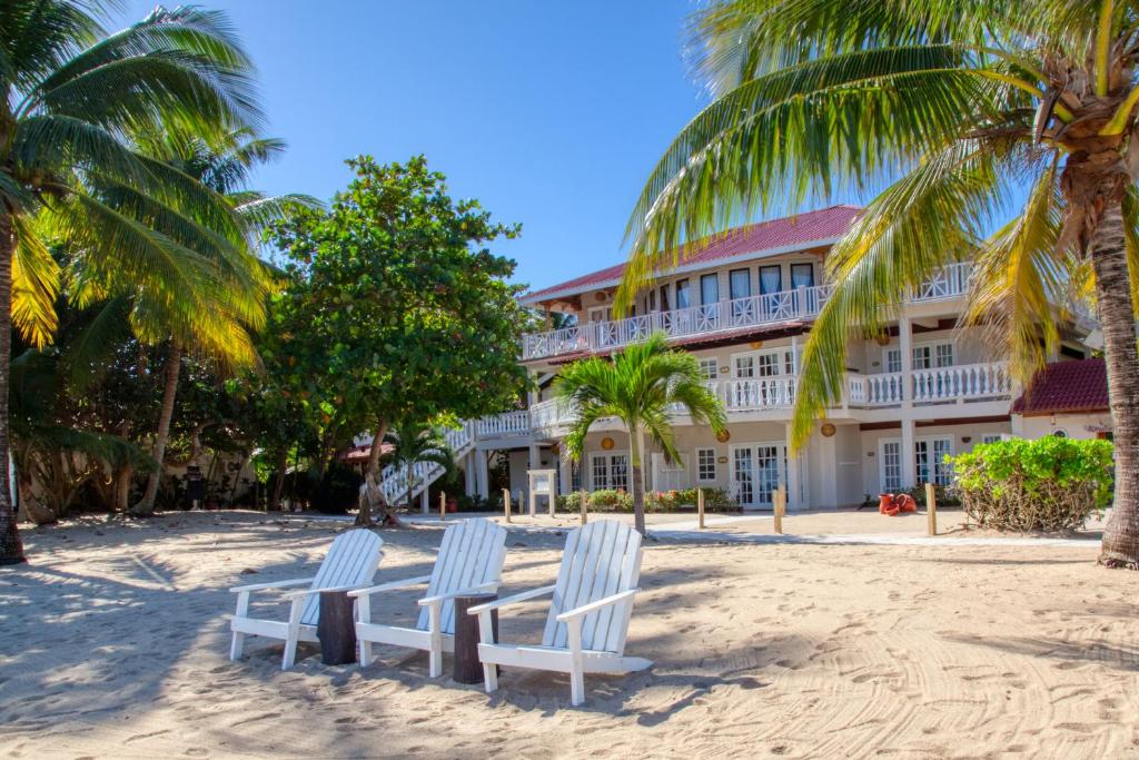 霍普金斯The Colonial at Jaguar Reef的酒店前的海滩上摆放着两把椅子