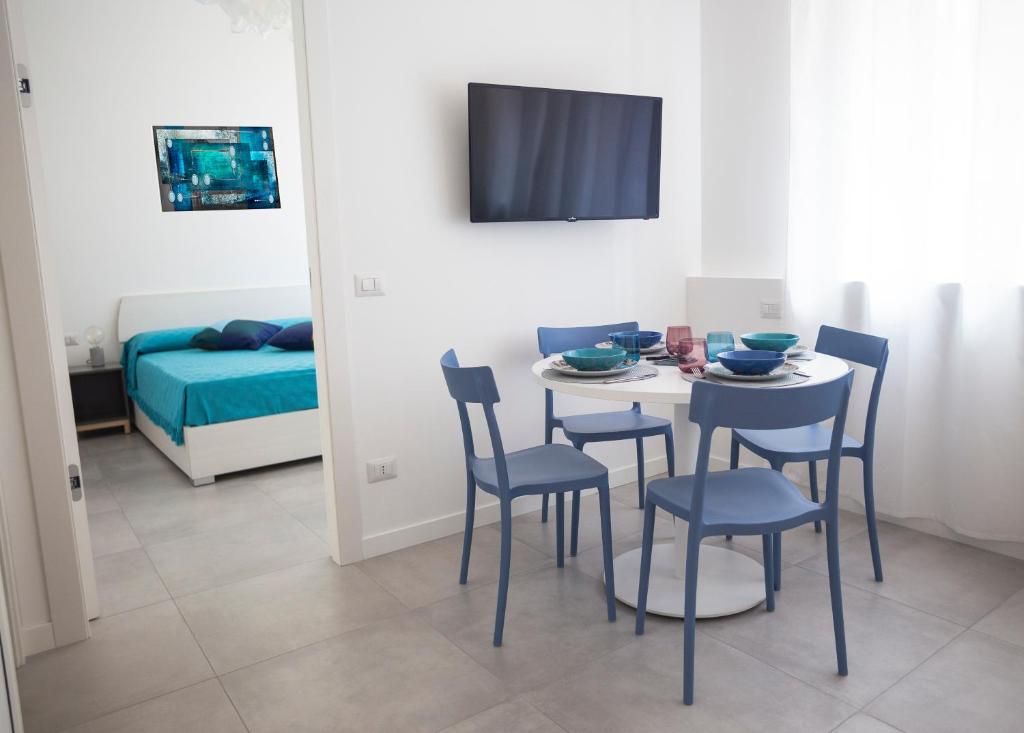 米兰Milano Navigli Apartment - Zona Tortona的配有桌椅和床的房间