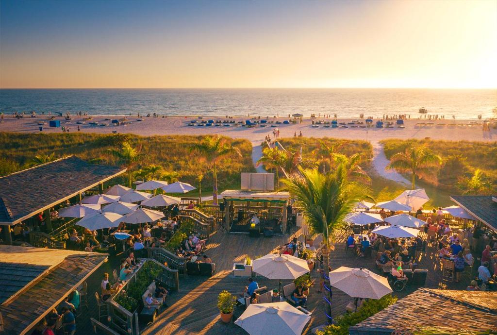 圣徒皮特海滩The Beachcomber St. Pete Beach Resort & Hotel的海滩空中景色,配有人员和遮阳伞