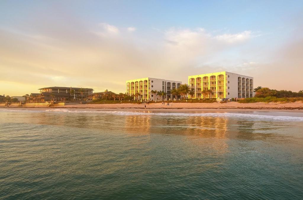 维洛海滩德埃斯特海岸海滩温泉度假酒店的两栋位于海滩的楼房,毗邻水面
