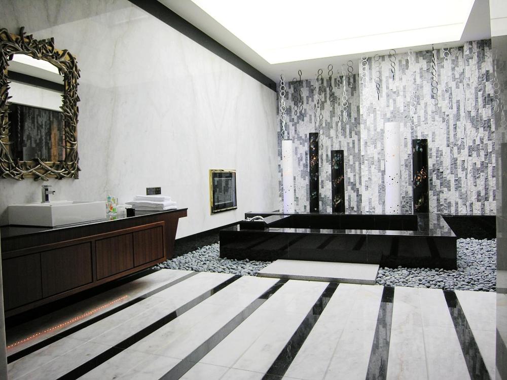 中坜摩斯时尚汽车旅馆的带浴缸、水槽和镜子的浴室