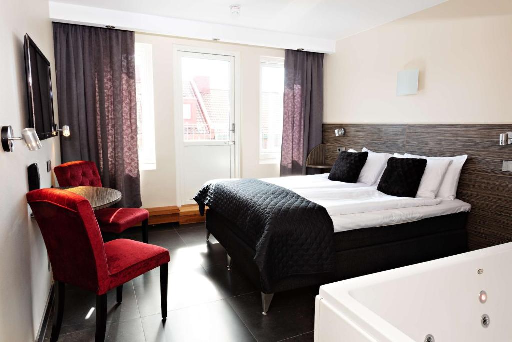 哥德堡Sure Hotel by Best Western Arena的酒店客房,配有一张床和一张红色椅子