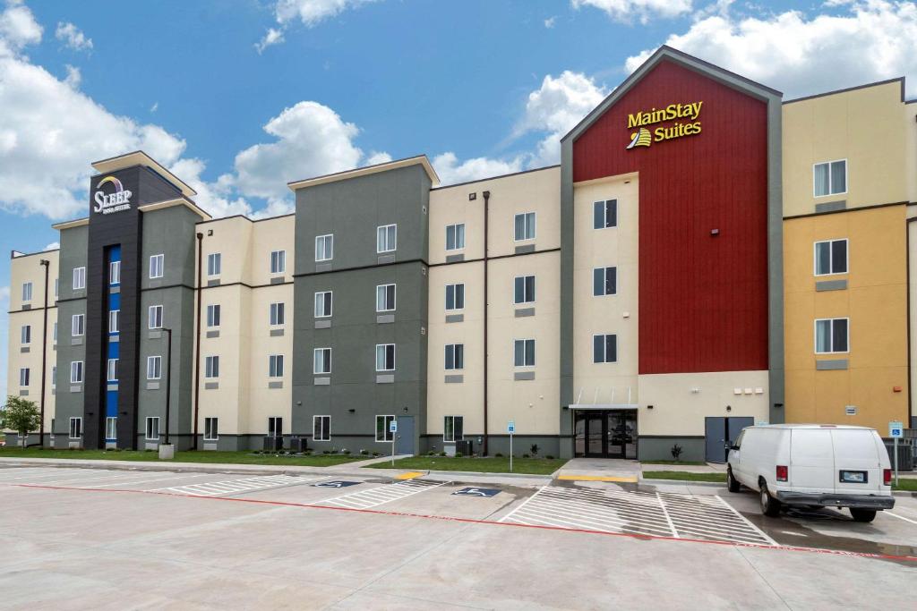 俄克拉何马城Sleep Inn & Suites Bricktown - near Medical Center的停车场内停放一辆货车的大建筑