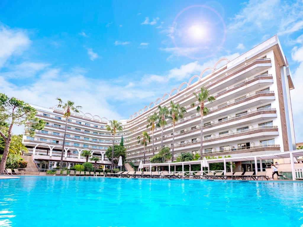 萨洛萨鲁港水疗黄金酒店的大型酒店前方设有大型游泳池