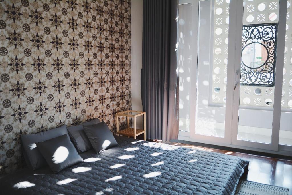 头顿Mochi's Home的一间卧室设有一张大床和一个窗户。