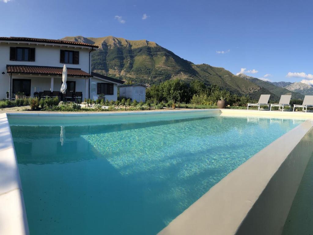 巴尼－迪卢卡Luxurious Holiday Home in Bagni di Lucca with Pool的一座房子前面的蓝色海水游泳池