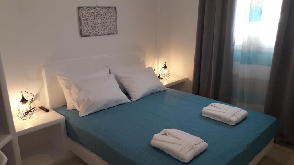 卡特瑞杜斯Maistrali Prive的卧室配有2条毛巾。