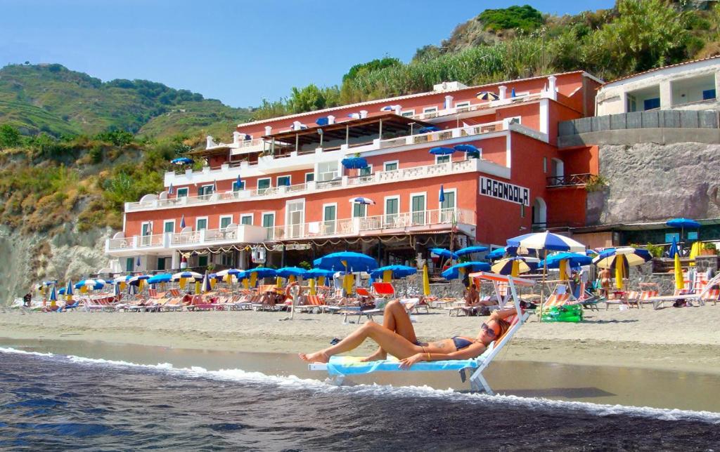 伊斯基亚拉贡德拉酒店的两人坐在沙滩椅上