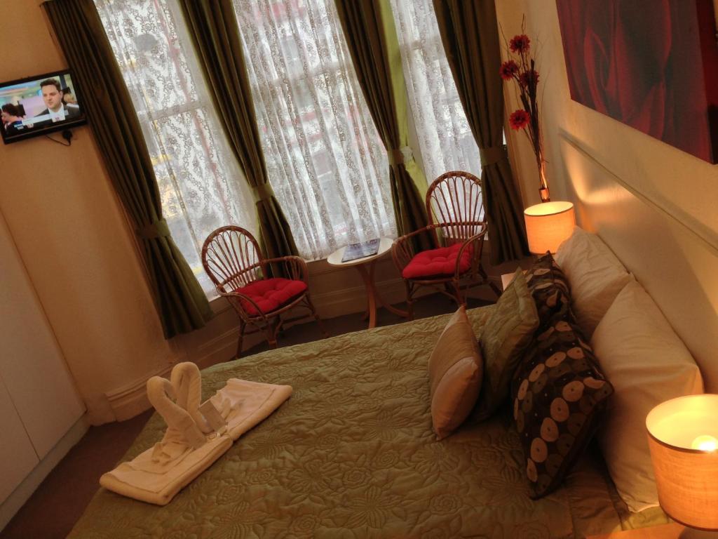 布莱克浦威尔逊酒店 - 享黑池塔景的一间酒店客房,床上带鞋