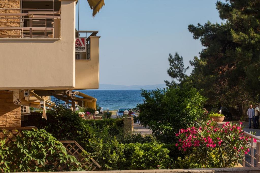 耶拉基尼Stylish beach house by the sea的从大楼内可欣赏到海景