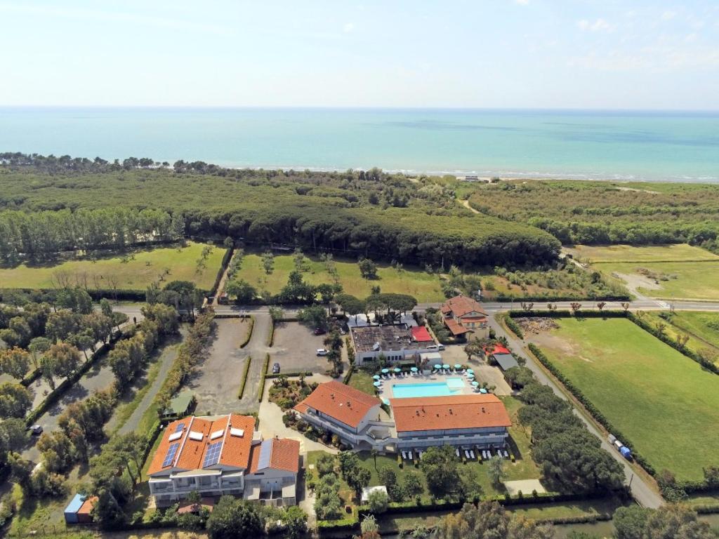 瓦达拉文托拉住宅酒店的享有带游泳池和大海的房屋的空中景致