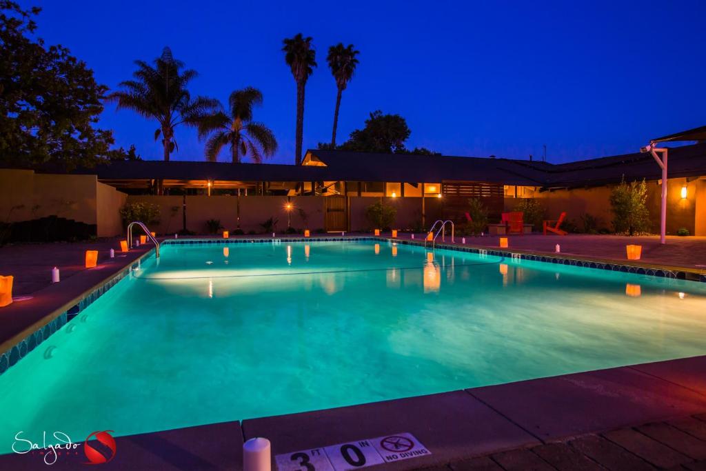 桑蒂Carlton Oaks Lodge, Ascend Hotel Collection的游泳池在晚上点亮