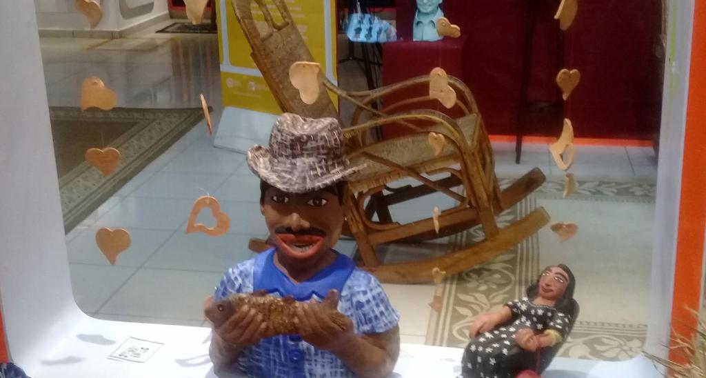 库亚巴Casa de Gente Feliz的戴帽子吃坚果的男人的玩具形象