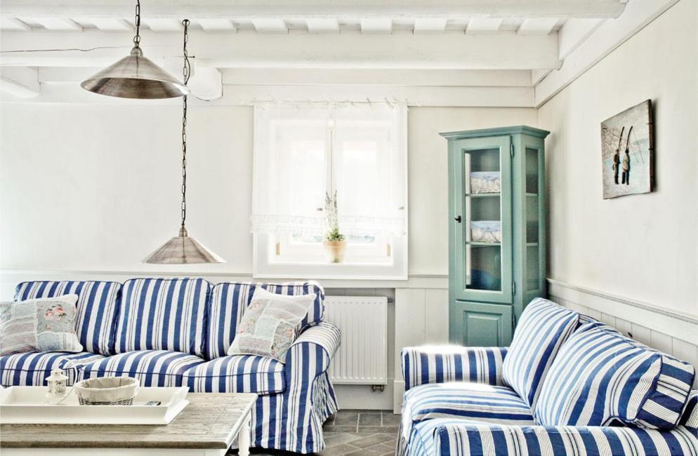 斯提亚夫尼茲科巴內Richňava park的客厅配有蓝白条纹沙发