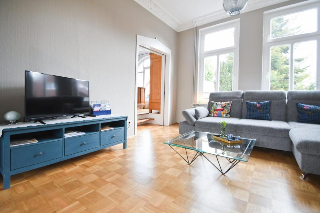 诺登Stadtvilla Stöhr的带沙发和平面电视的客厅