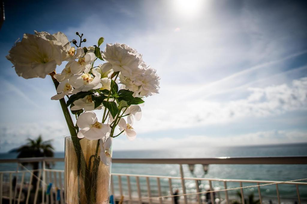 阿拉西奥威斯安德酒店的海滩上满是白色花的花瓶