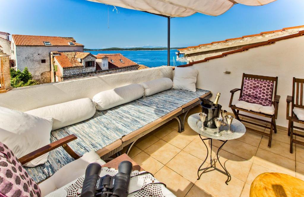 赫瓦尔Villa Sunce的海景阳台上的沙发