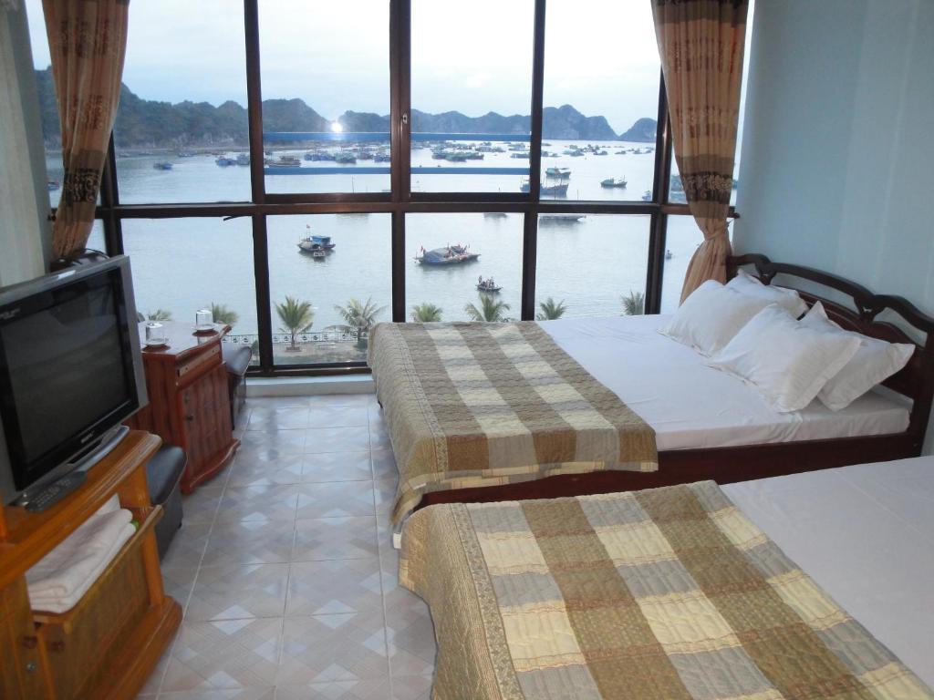 吉婆岛芳迈家庭酒店的一间卧室设有两张床,享有水景
