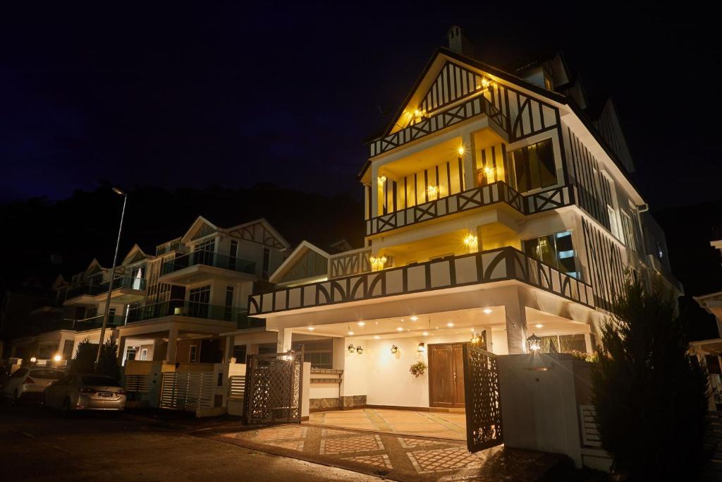 伯恩仓Ahn-Yi Residence的一座白色的大建筑,晚上有灯